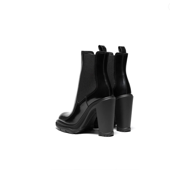 Alexander McQueen Womens Tread Heeled Chelsea Boot
Black - Picture 5 of 14